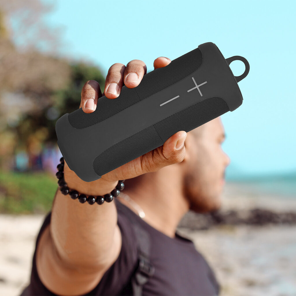 Altavoz Aloha Lite PRIXTON en la mano de una persona.